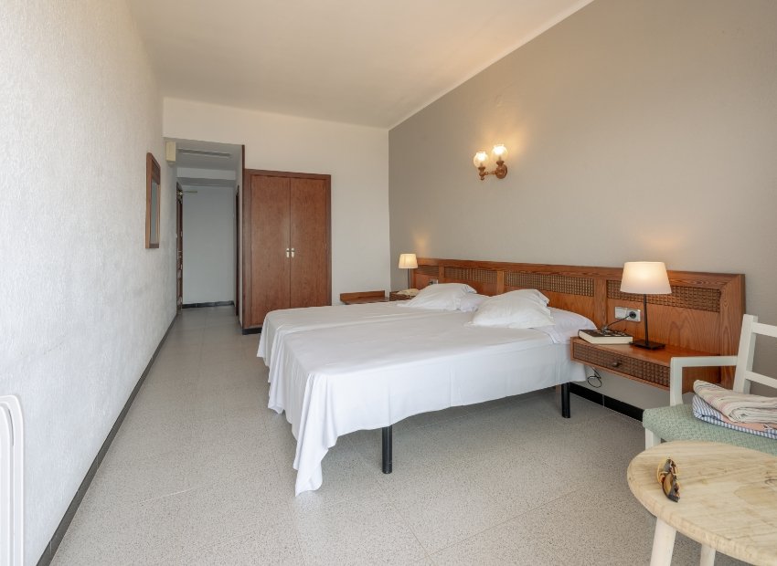 General view of the room, with the sea in the background